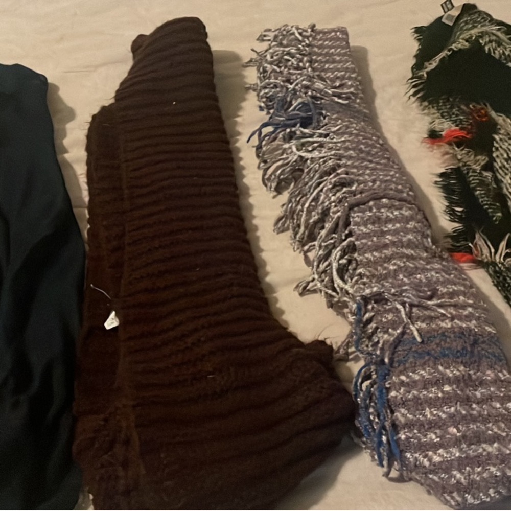 Multiple scarfs - Picture 2 of 2
